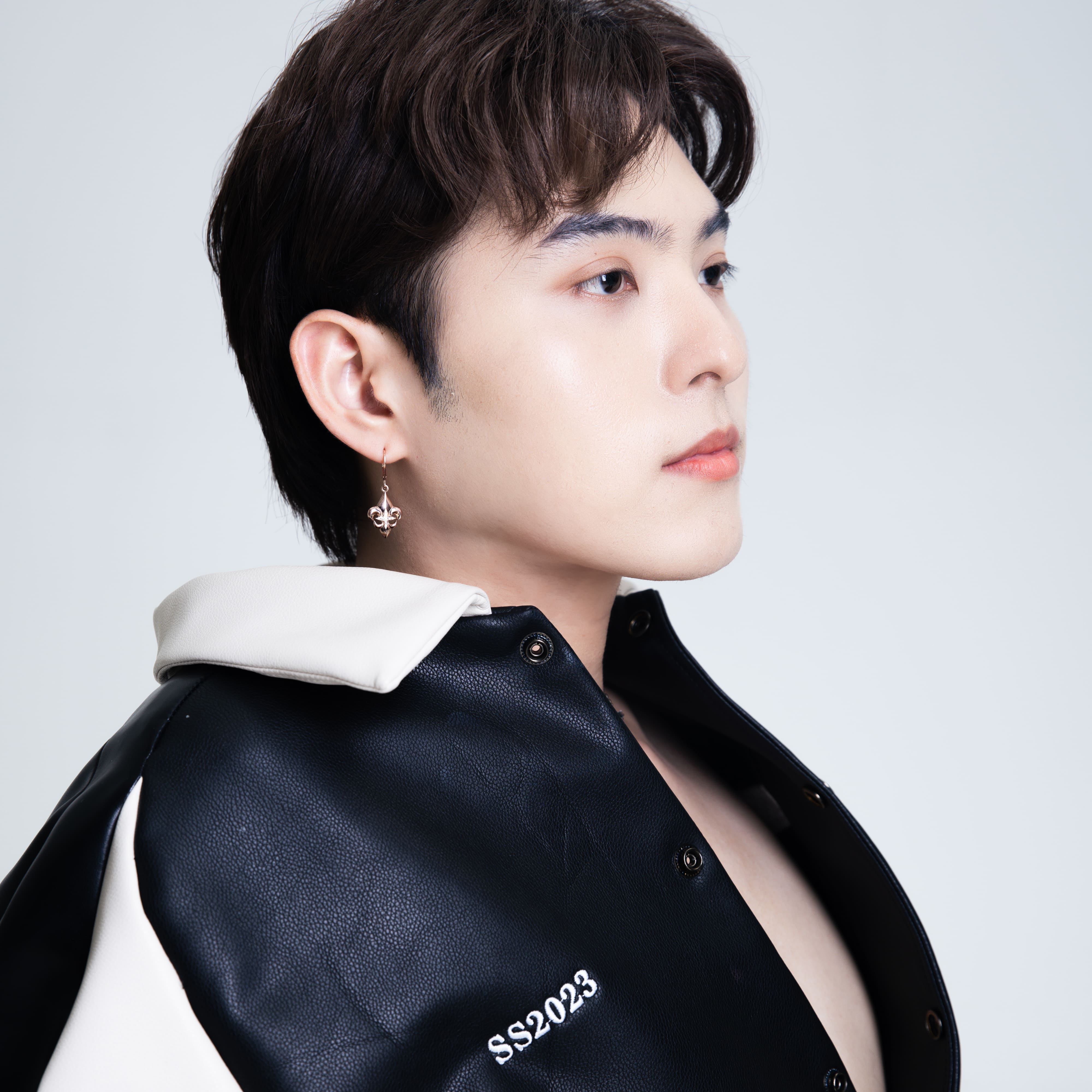 Fierce-de-lis Royal Crest earring - Pink ต่างหูเงินแท้ 925 แบบห่วงกริ๊กฮักกี้ แกะมือขัดเงาพิเศษ ชุบทองชมพูบริสุทธิ์ ประดับคริสตัล **ขายเป็นชิ้น/ข้าง