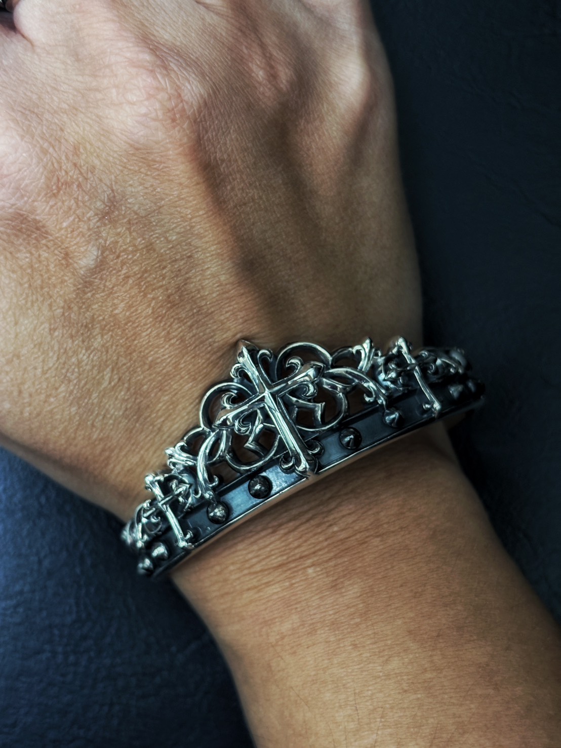 the Fierce Triregnum, the Triple Crown of Fierceness: มงกุฏแห่งความเชื่ออันศักดิ์สิทธิ์ที่ปลุกเสกแบบเฟียซๆ ถึงสามครั้ง